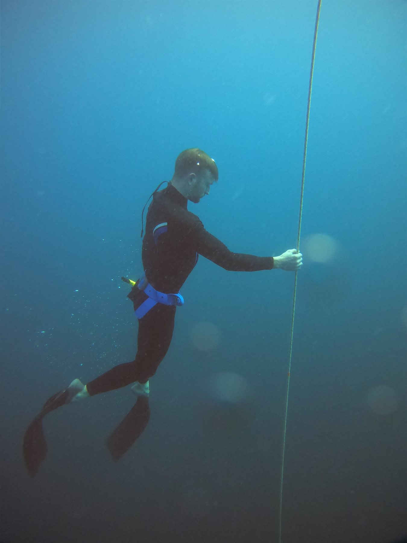 Dennis Neele aan de duiklijn in de diepte tijdens een freedive